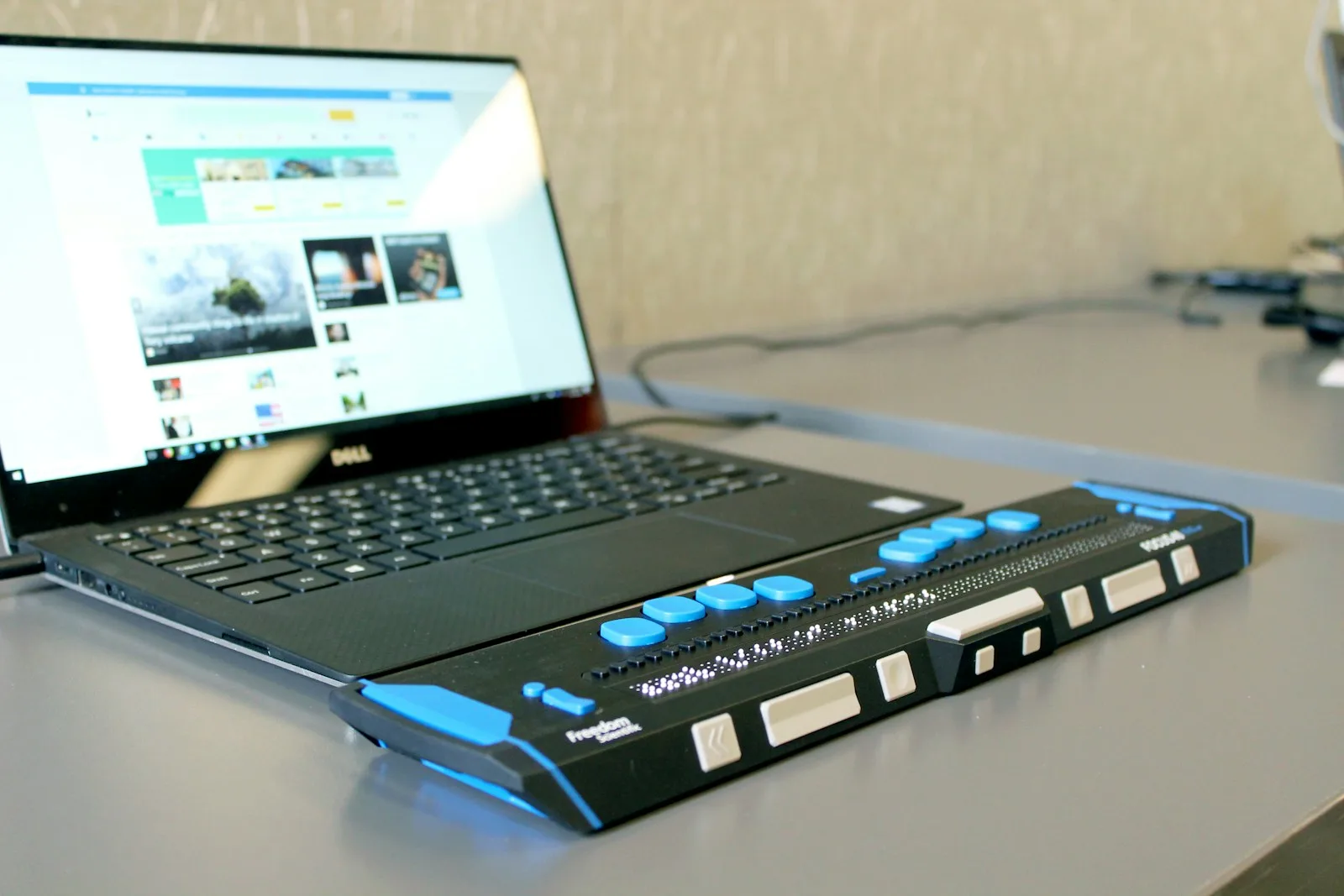 Portatile con display braille collegato: un sito accessibile si usa anche con le tecnologie assistive