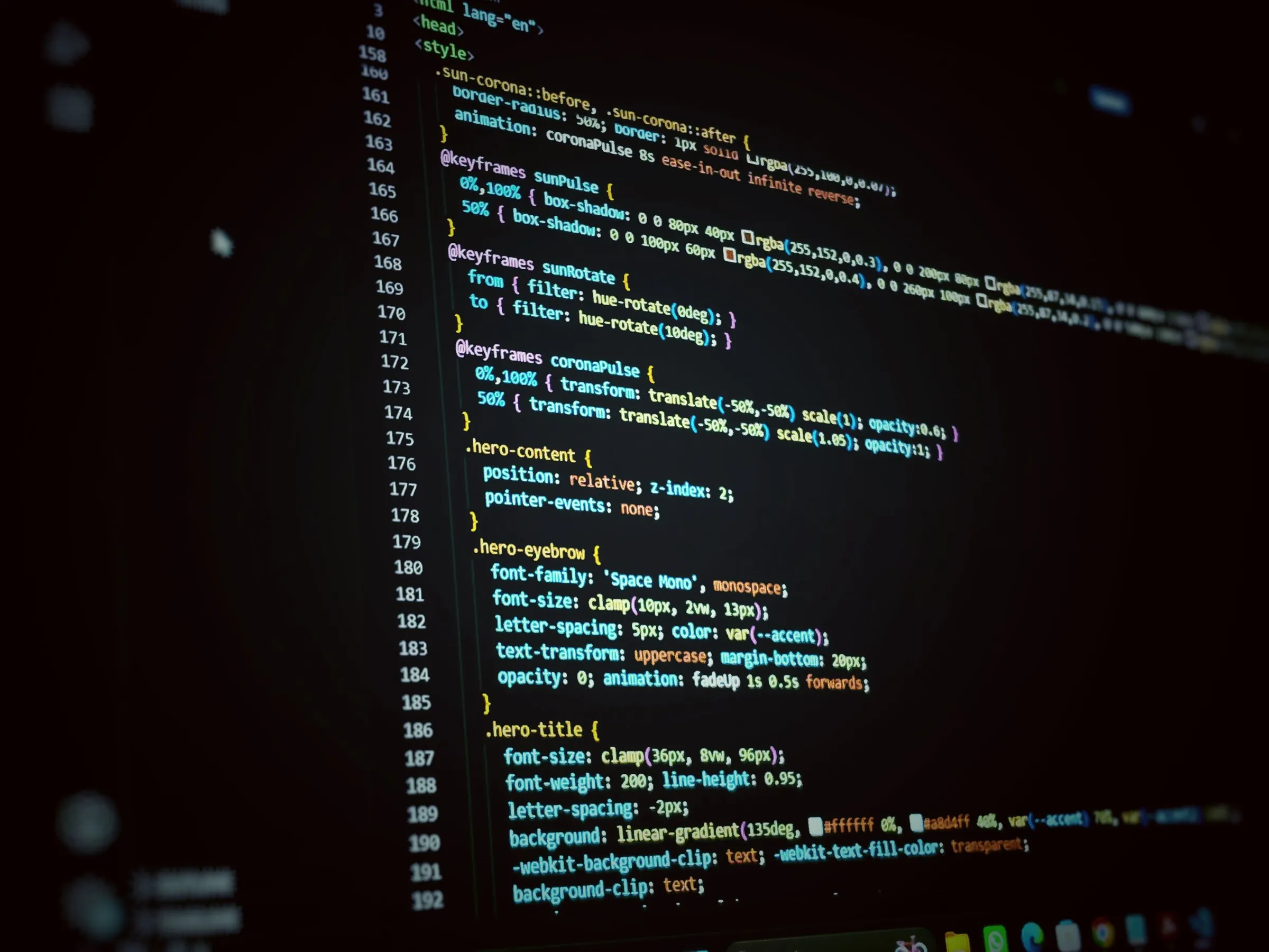 Primo piano di codice sorgente in un editor di sviluppo
