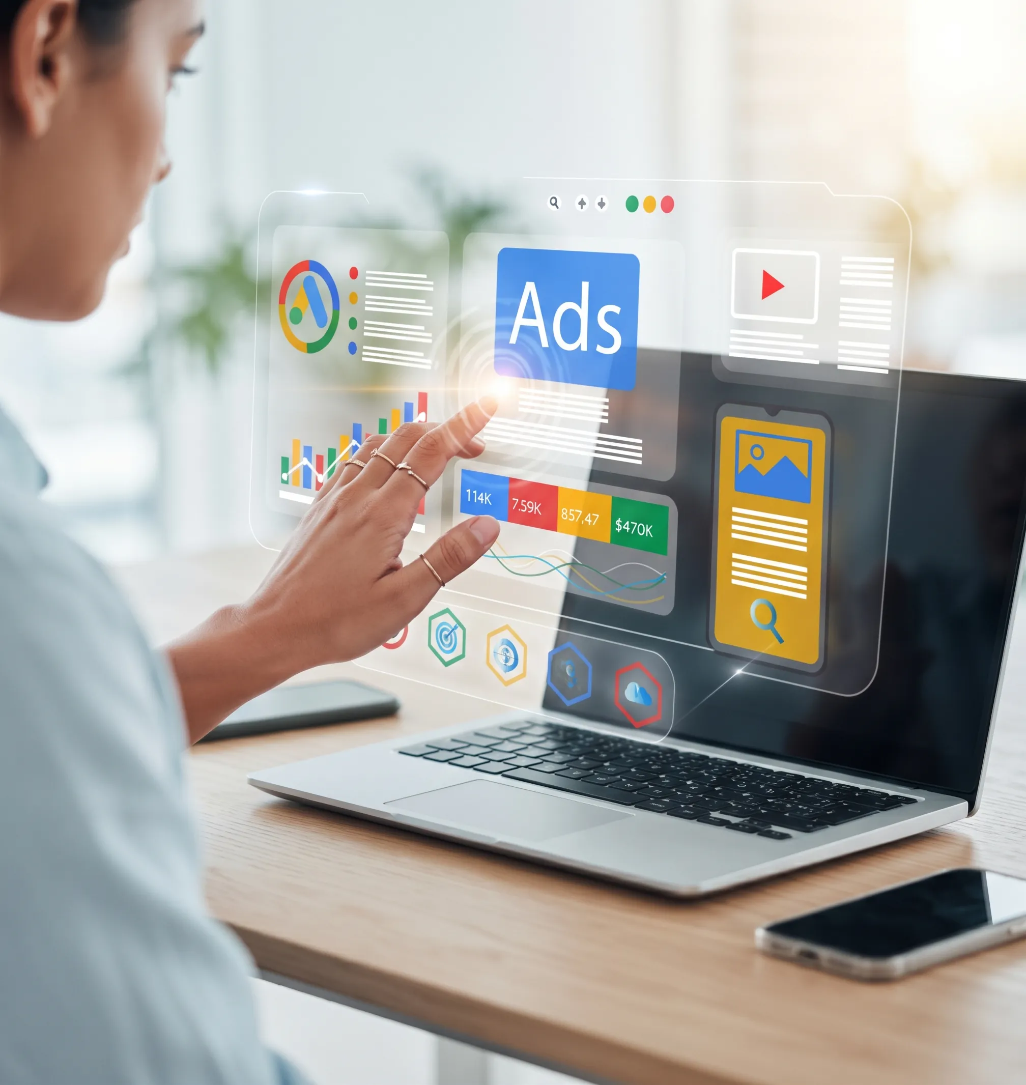 Mano che interagisce con una dashboard di campagne Google Ads sopra un portatile