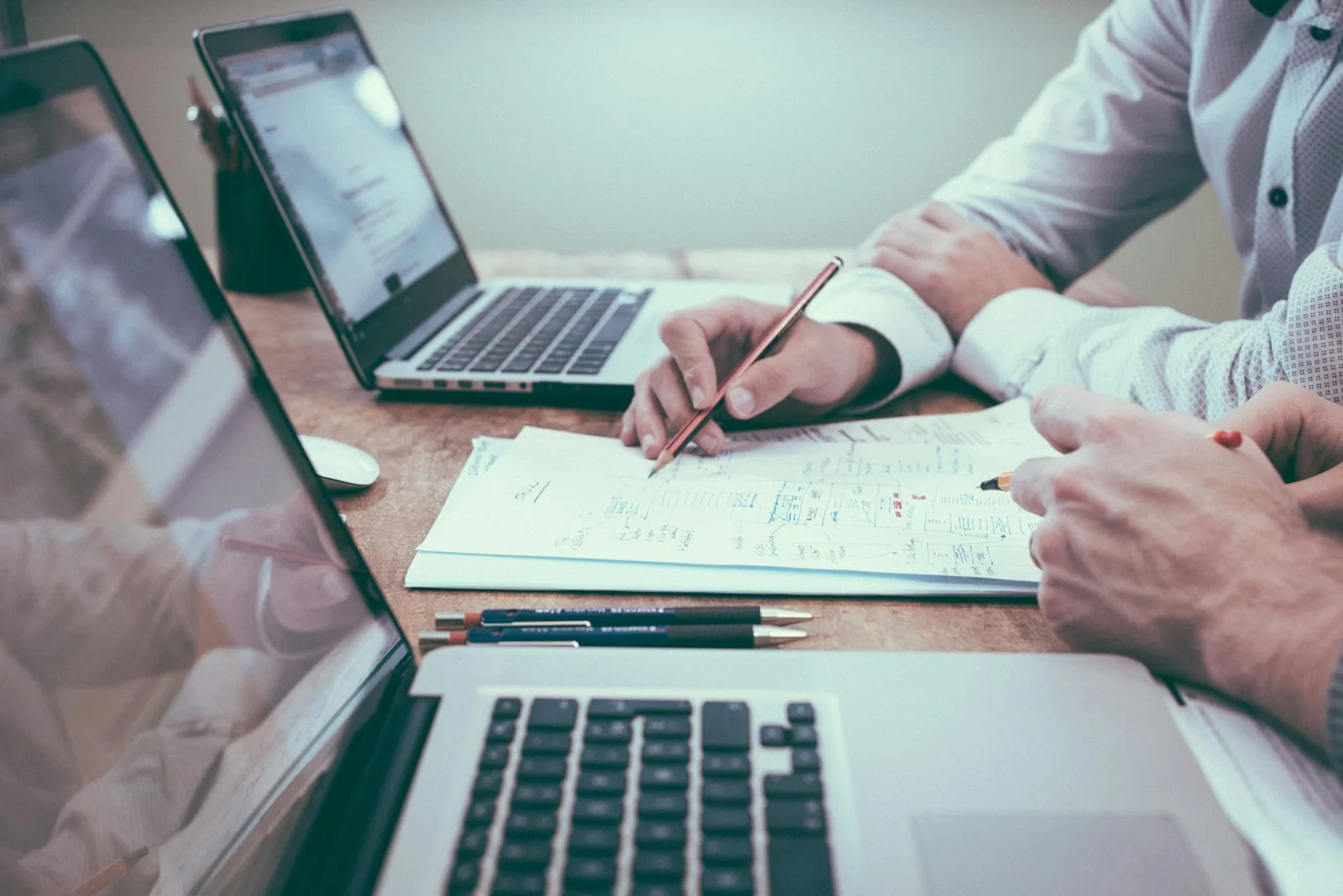 Due persone rivedono documenti e grafici al portatile: collaborazione tra azienda e cliente