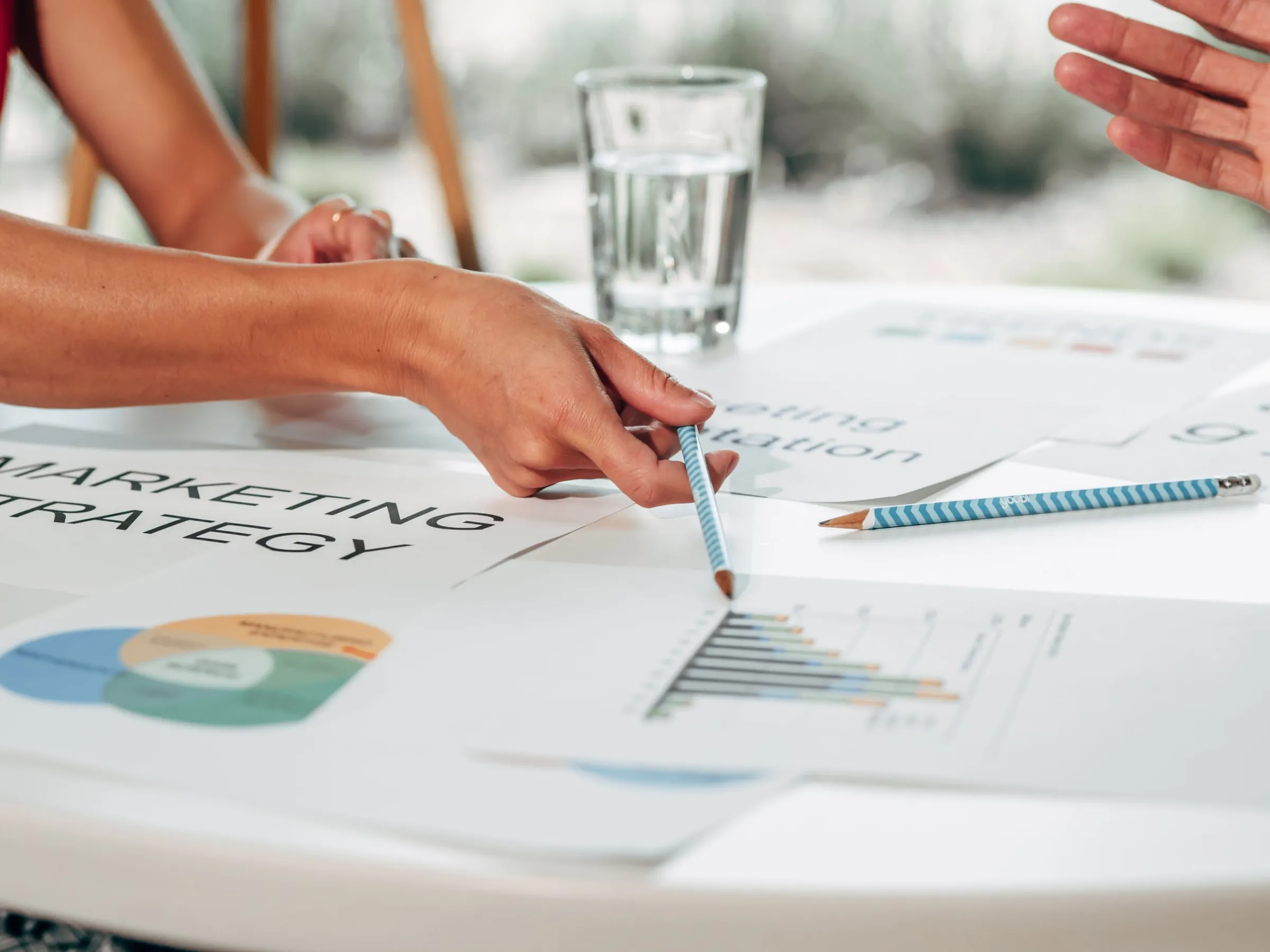 Riunione di strategia di marketing con grafici e documenti sul tavolo